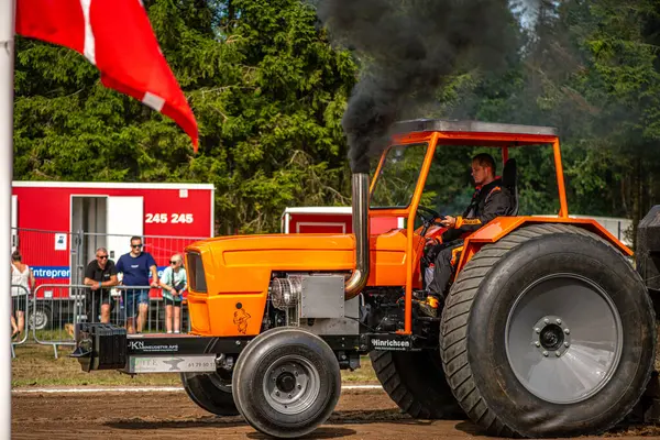 Aarhus, Danimarka. 16 Ağustos 2025 Güçlü makinelerin neşeli festival kalabalığından önce ağır topları çamura sürüklediği bir yarışma..
