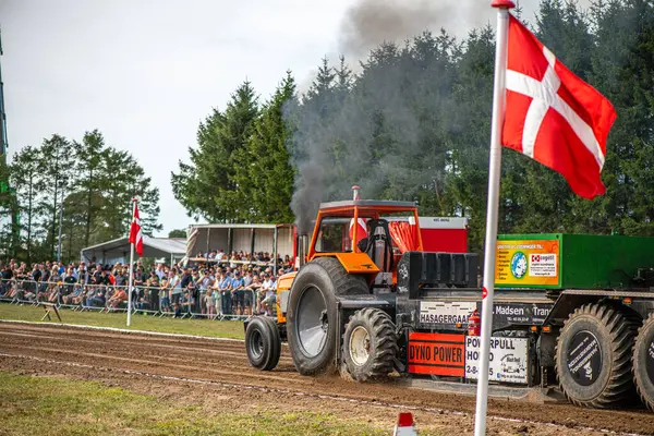 Aarhus, Danimarka. 16 Ağustos 2025 Güçlü makinelerin neşeli festival kalabalığından önce ağır topları çamura sürüklediği bir yarışma..