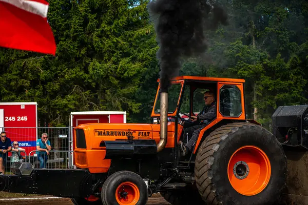 Aarhus, Danimarka. 16 Ağustos 2025 Güçlü makinelerin neşeli festival kalabalığından önce ağır topları çamura sürüklediği bir yarışma..