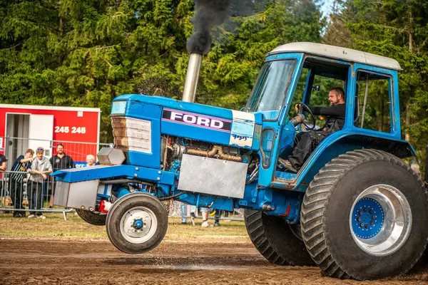 Aarhus, Danimarka. 16 Ağustos 2025 Güçlü makinelerin neşeli festival kalabalığından önce ağır topları çamura sürüklediği bir yarışma..