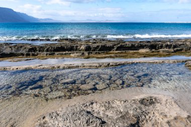 Plaj ve deniz manzaralı volkanik bir manzara..