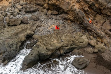 Denizde bir sürü insanın olduğu bir mağara manzarası.