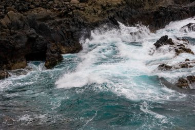 Kayalıklardaki deniz dalgaları.
