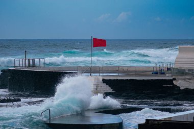 Atlantik okyanusunda dalgalar