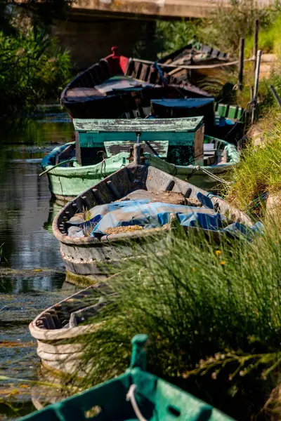 Nehirdeki bir teknenin dikey görüntüsü