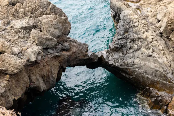 Kaya ve deniz ile güzel bir deniz manzarası