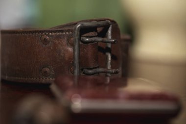 Eski bir valizin kapağını kapat.