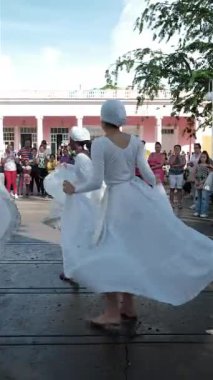 Santa Clara, Villa Clara / Küba; 20 Ekim; Folklorik dans, 4K çözünürlük dikey ve yatay videolar