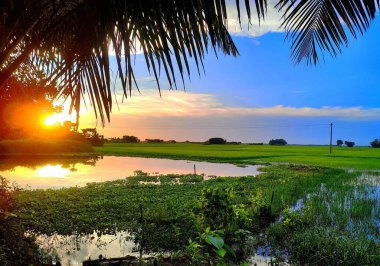 Gölün üzerinde güzel bir gün batımı