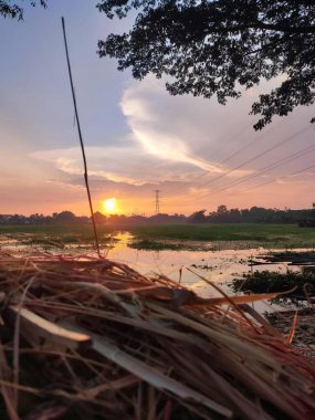 Gölün üzerinde güzel bir gün batımı