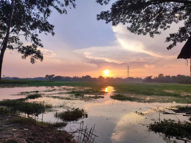 Gölün üzerinde güzel bir gün batımı