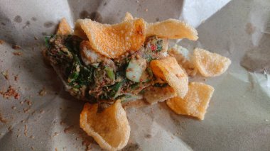 Sebze, fıstık sosu ve krakerle karıştırılmış yiyecek. Adı Lotek ya da Gado Gado