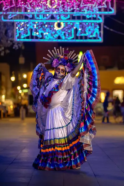 Las Vegas, Nevada / ABD - 10 Kasım 216: Las Vegas Caddesi 'nde geleneksel kostümlü dansçı.