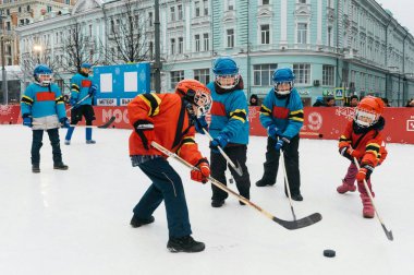 Rusya, Moskova, 18 Aralık, 28 Aralık. Hokey sahasında oynayan çocuklar..