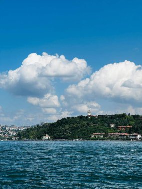 Boğaz manzaralı şehir manzarası