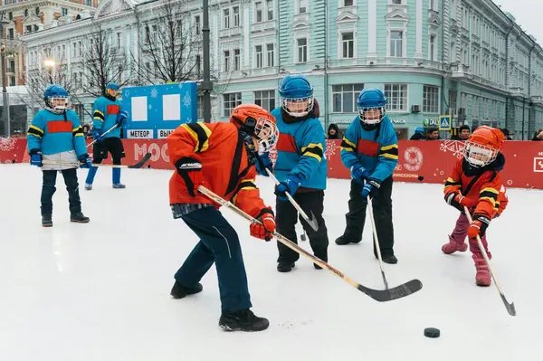 Rusya, Moskova, 18 Aralık, 28 Aralık. Hokey sahasında oynayan çocuklar..