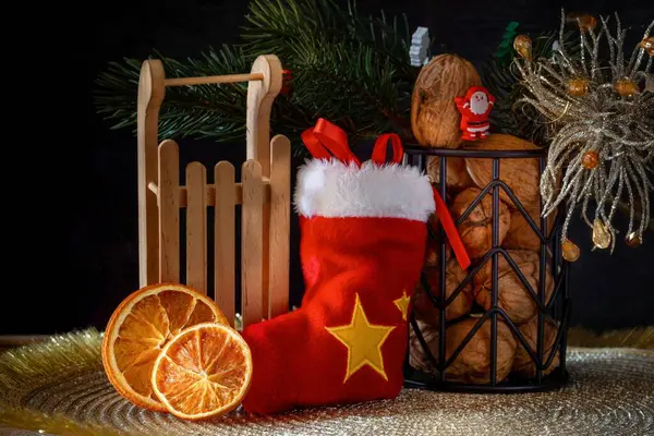 Ahşap arka planda Noel süslemeleri