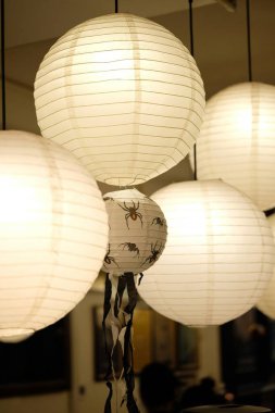 Cadılar bayramı titreşimlerinde siyah arka planda beyaz ve siyah bir şarap kadehini kapat.