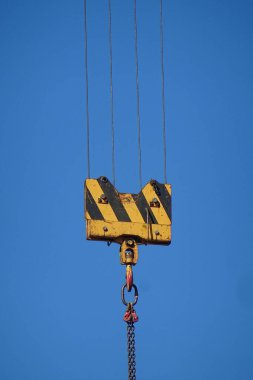 Vinç büyük bir kancayı kaldırıyor.