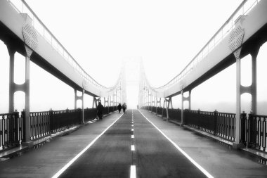 Şehir köprüsünün siyah beyaz bir görüntüsü