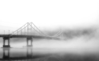 Şehir köprüsünün siyah beyaz bir görüntüsü