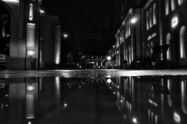 Londra şehrinin siyah beyaz fotoğrafı.