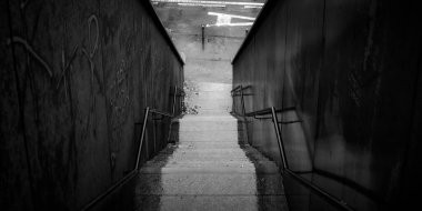 Şehirde terk edilmiş eski bir ev.