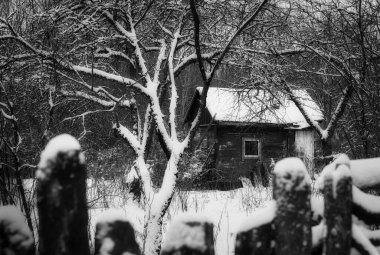 Kışın eski ahşap ev