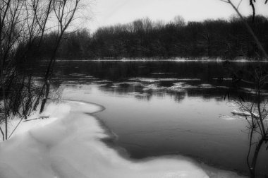 Donmuş nehirli kış manzarası