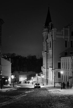 Tallinn 'in eski kasabasının gece manzarası. Estonya. siyah beyaz fotoğraf.