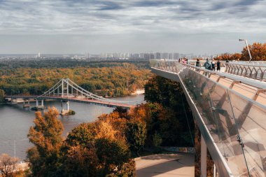 Kiev 'deki nehir üzerindeki yaya köprüsü.