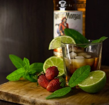 Bir bardak soğuk içecek.