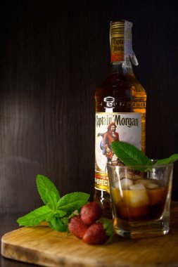 Buzlu viski ve ahşap zemin üzerinde nane.