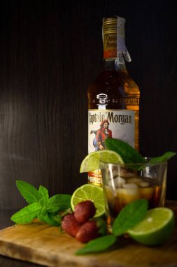 Ahşap arka planda limonlu viski şişesi