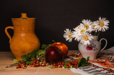 Çiçekler, yapraklar, elmalar ve çiçeklerle dolu sakin bir hayat