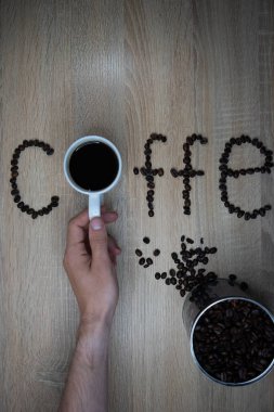 Kahve çekirdekli, ahşap masada..