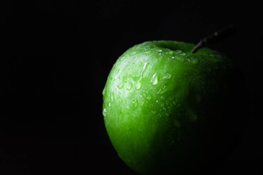 siyah bir zemin üzerine taze elma.