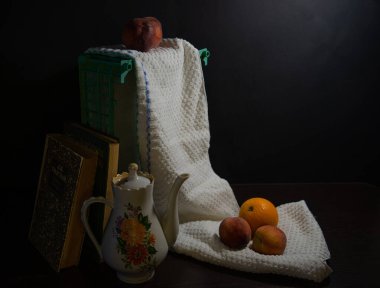 natürmort. Durgun bir meyve ve elma sepeti..