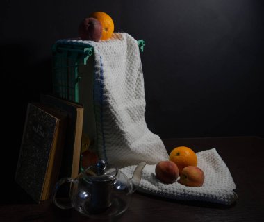 bir sepet elma ile natürmort