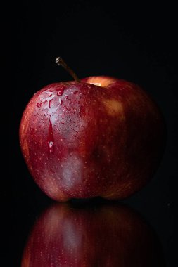 Siyah arkaplanda kırmızı elma