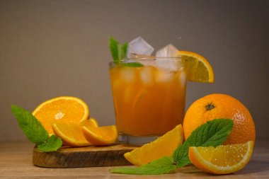 Tahta masada portakal suyu.