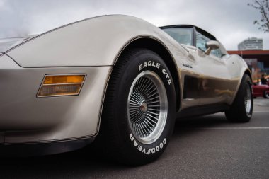 Klasik bir Chevrolet Corvette 'in detaylı bir görüntüsü, ön sol tekerleğine odaklanmış, özgün 