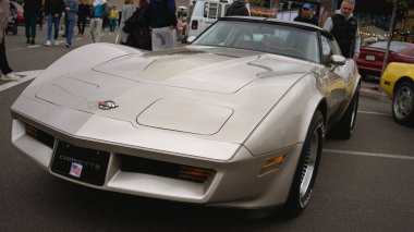 Klasik bir Chevrolet Corvette 'in detaylı bir görüntüsü, ön sol tekerleğine odaklanmış, özgün 