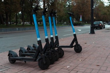Kaldırımda bir sıra elektrikli scooter..