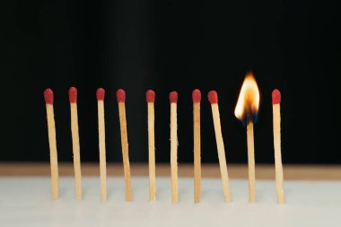 Kırmızı kibritle yanan kibrit