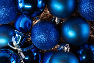 Canlı mavi ve kırmızı Noel mücevherleri, mevsimsel neşeyi sembolize eden şenlikli bir ortamda düzenlenmiştir..