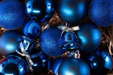Canlı mavi ve kırmızı Noel mücevherleri, mevsimsel neşeyi sembolize eden şenlikli bir ortamda düzenlenmiştir..