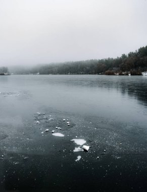 Kışın Donmuş Göl