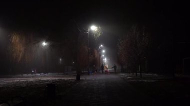 Şehirde yürüyen insanlar.