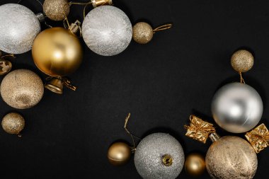 Parlak altın ve gümüş renkli Noel süsleri modern ve şık bir bayram estetiği sunuyor..